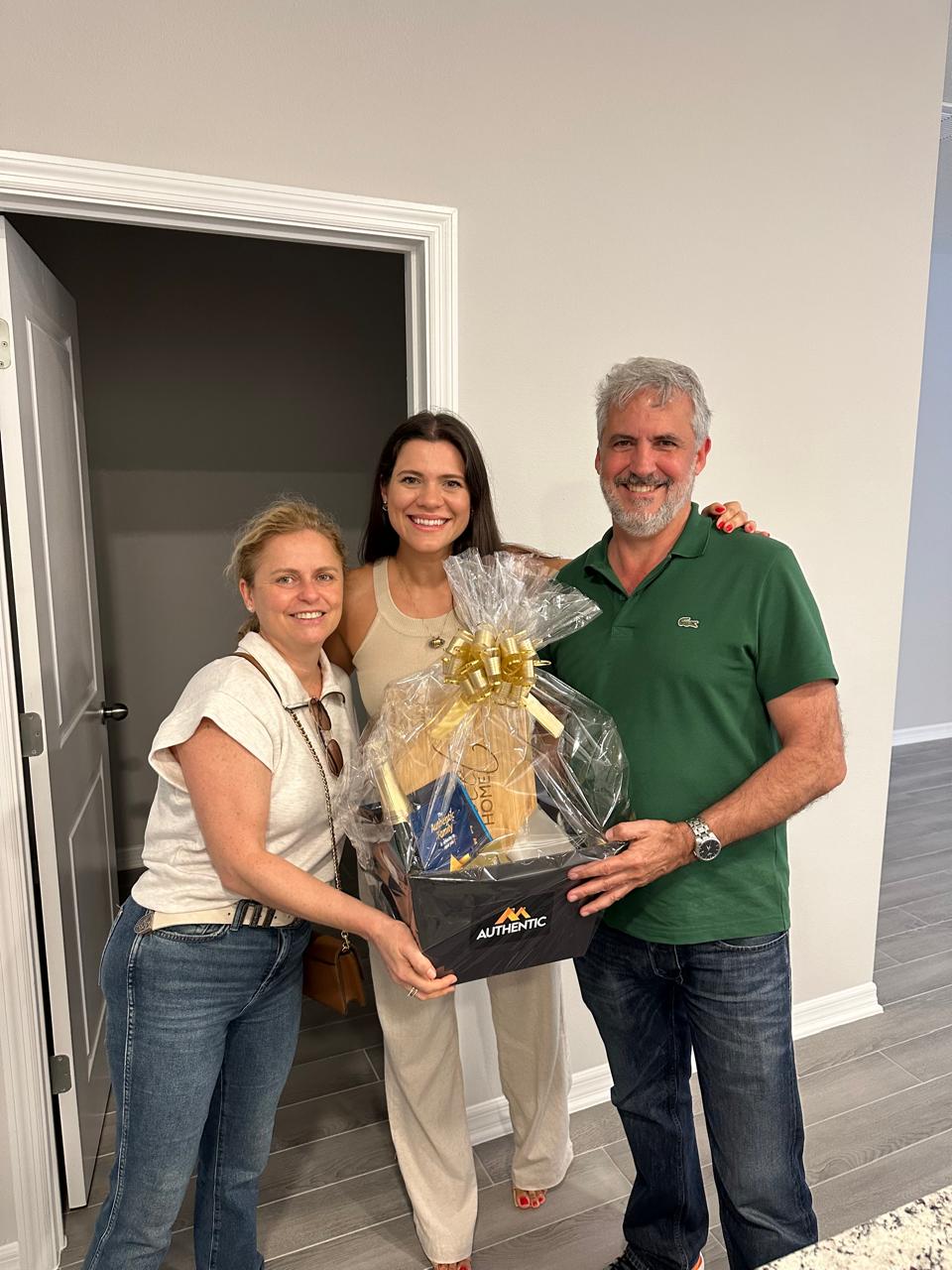 Clientes recebendo presente de boas-vindas na nova casa em Orlando