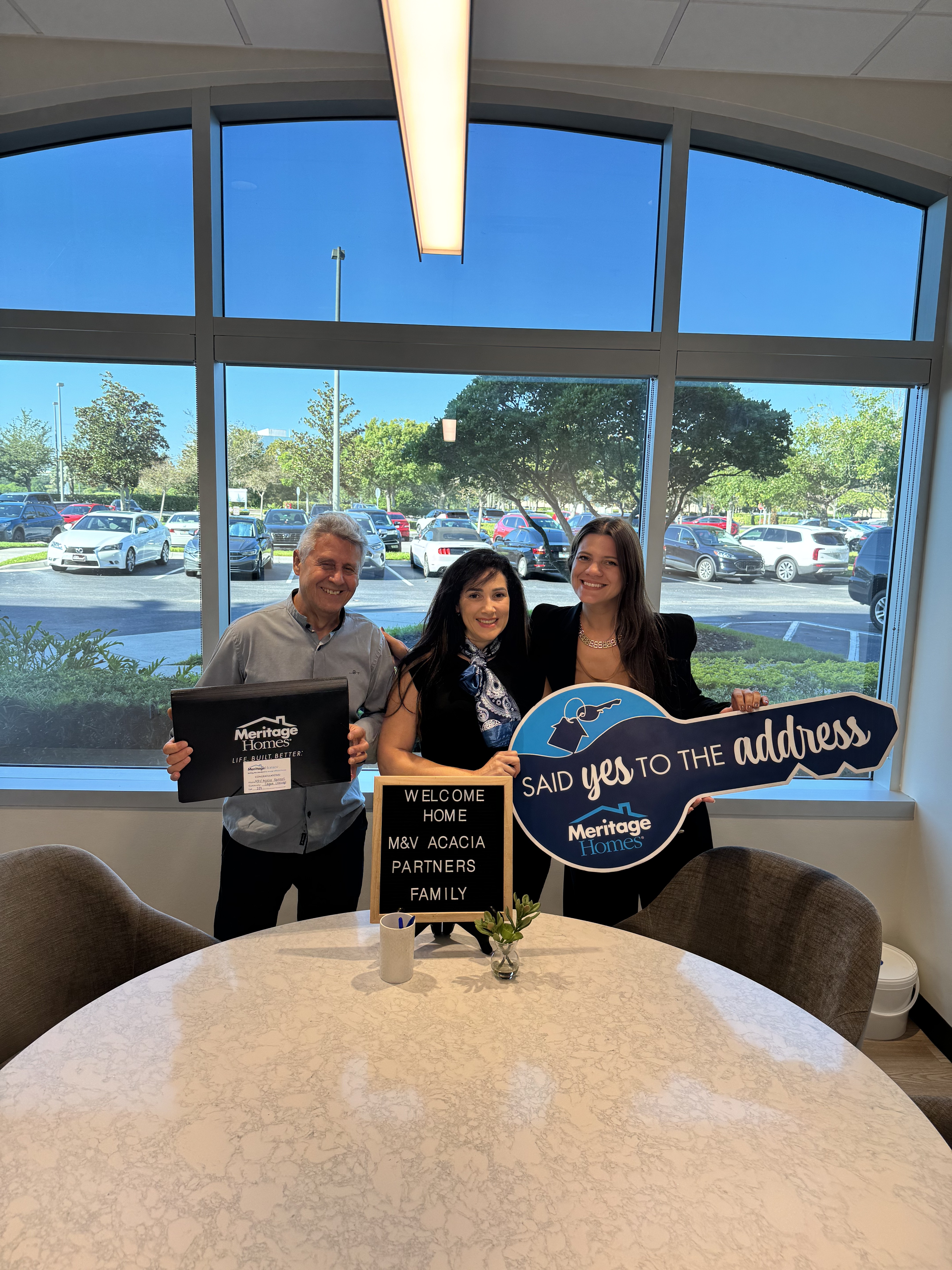 Clientes com a chave Said Yes to the Address da Meritage Homes em Orlando