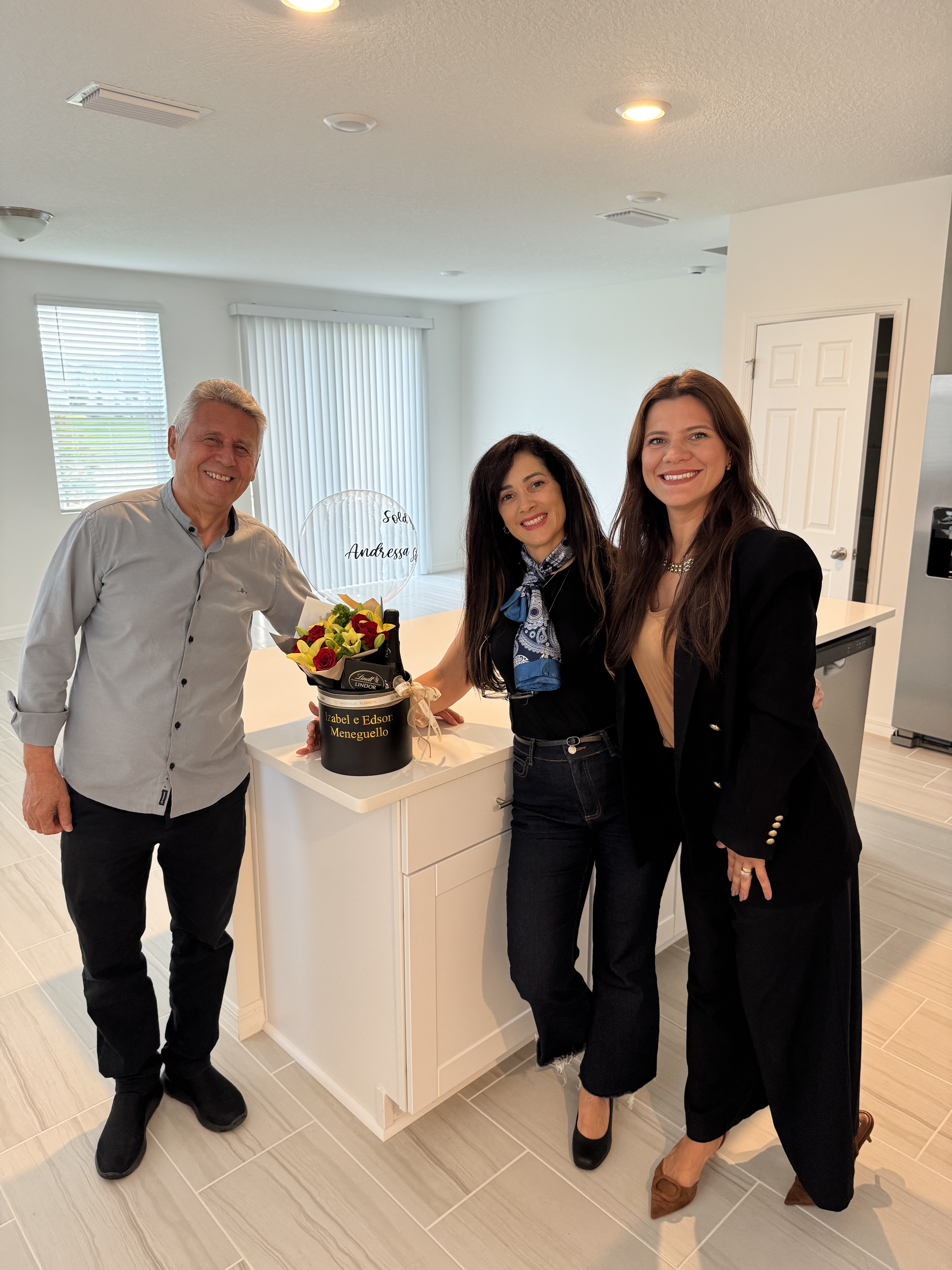 Clientes com a corretora Andressa na cozinha da nova casa em Orlando