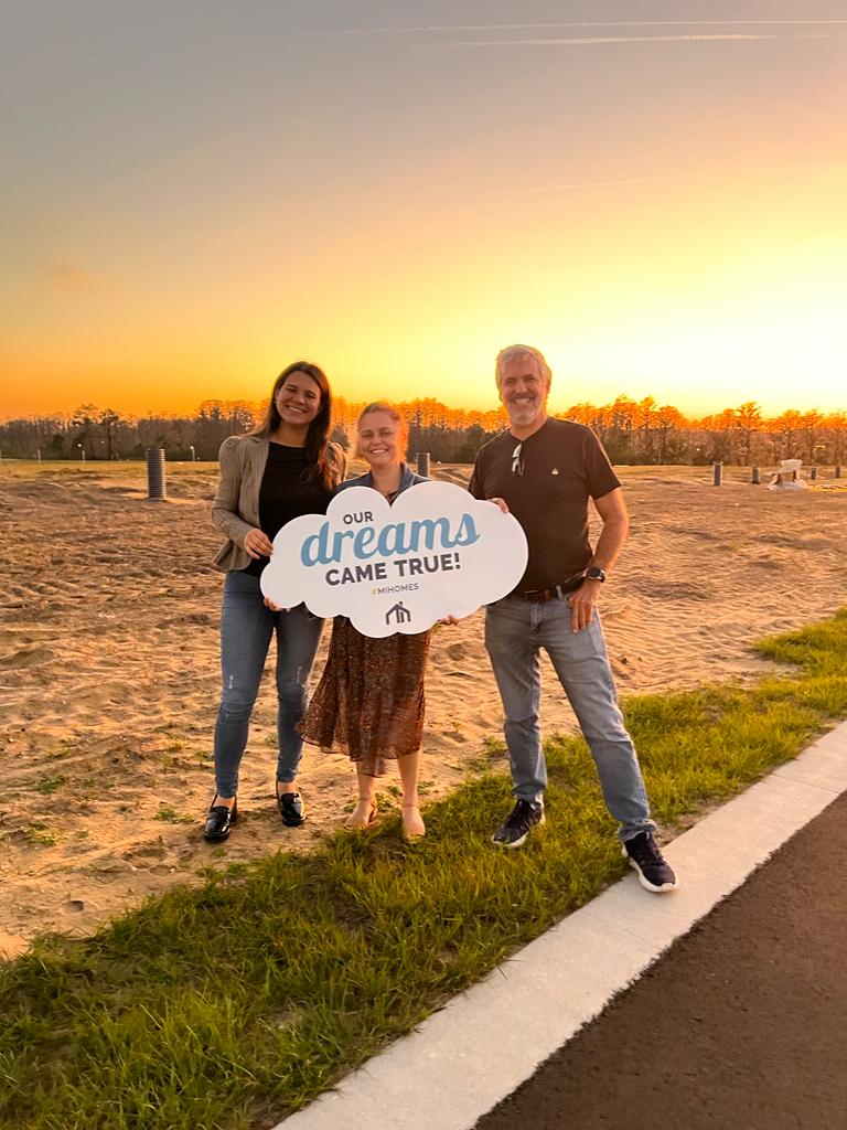 Clientes realizados com a placa Our Dreams Came True no terreno em Orlando